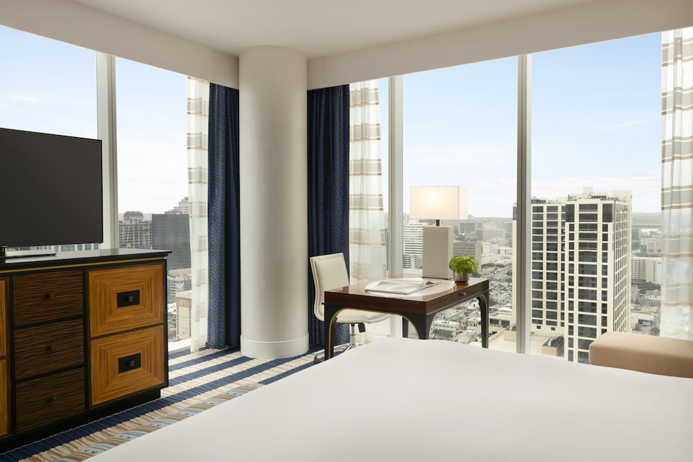 Habitación Signature, 1 cama de matrimonio grande, en esquina del hotel Fairmont Austin. Foto 2