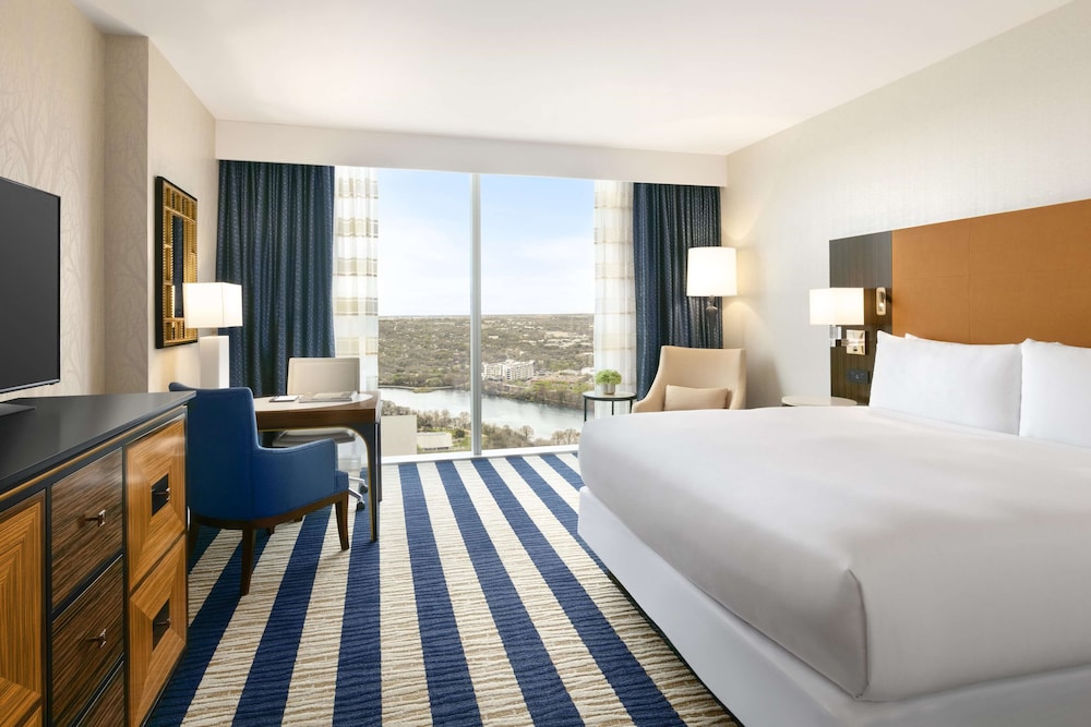 Fairmont Room, 1 cama de matrimonio grande, ducha adaptada del hotel Fairmont Austin