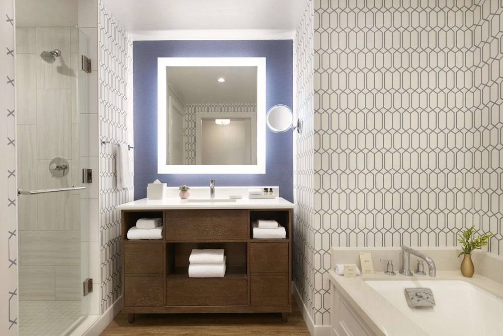 Habitación Deluxe, 2 camas de matrimonio, bañera accesible del hotel Fairmont Austin. Foto 3