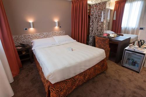 Habitación con cama grande del hotel Berna