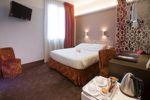 Habitación con cama grande del hotel Berna. Foto 1