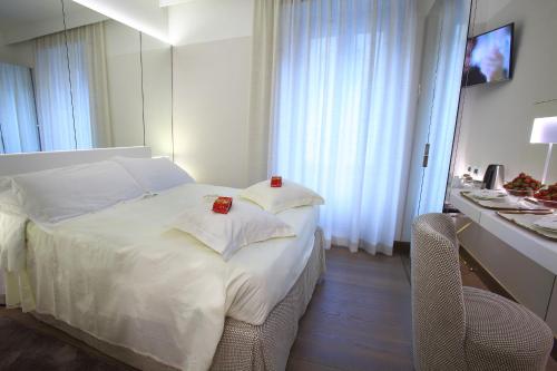 Habitación con cama grande del hotel Berna. Foto 4