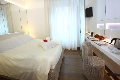 Habitación con cama grande del hotel Berna. Foto 2