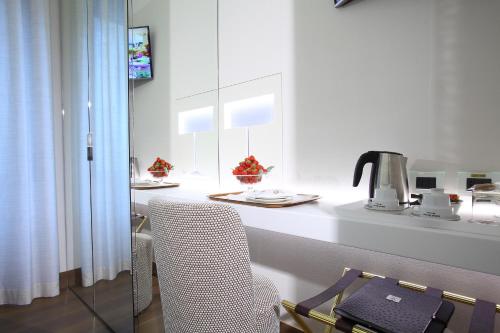 Habitación con cama grande del hotel Berna. Foto 3