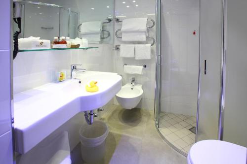 Habitación con cama grande del hotel Berna. Foto 4