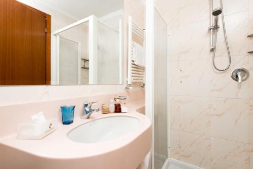Habitación con cama grande - Anexo del hotel Berna. Foto 3