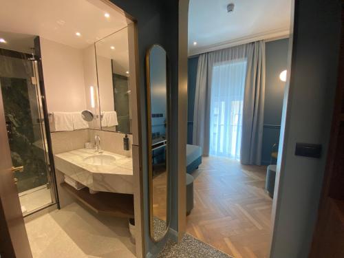 Habitación Triple Deluxe del hotel Berna. Foto 4