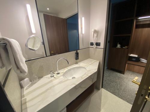 Habitación Triple Deluxe del hotel Berna. Foto 9
