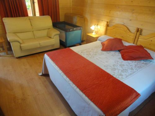 Habitación con cama grande del hotel San Isidro