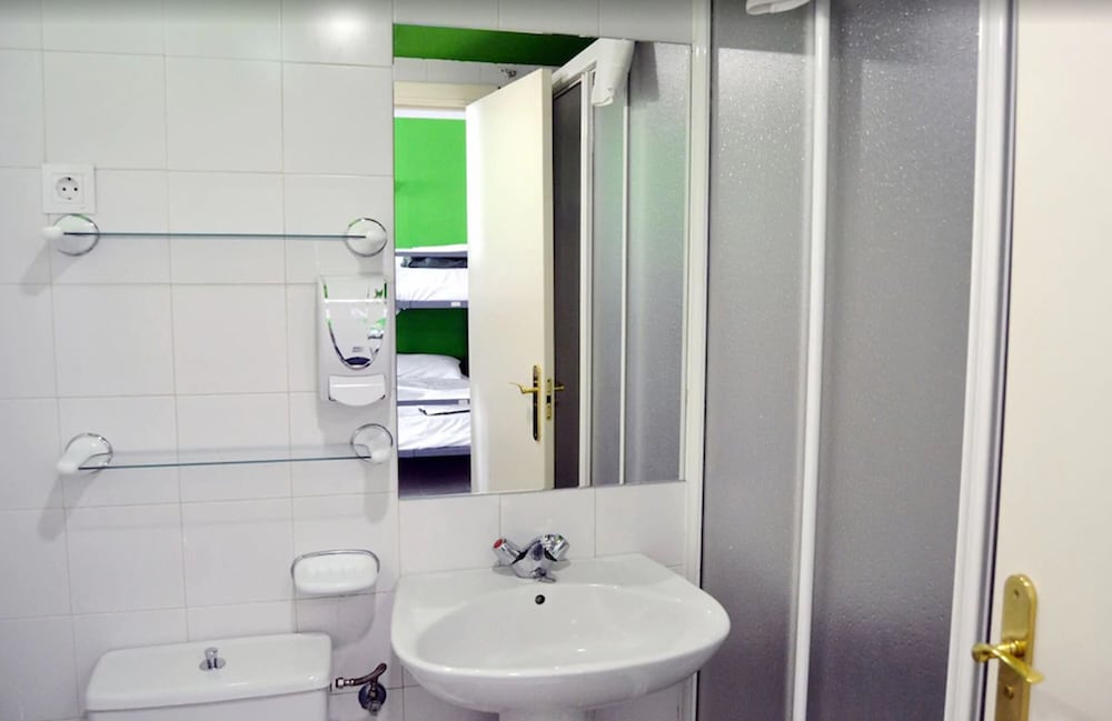 Dormitorio compartido, dormitorio mixto, baño privado (1 bed in a 8 beds dorm) del hotel Motion Chueca. Foto 4