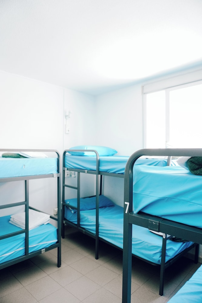 Dormitorio compartido, dormitorio mixto, baño privado (1 bed in a 14 beds dorm) del hotel Motion Chueca. Foto 6