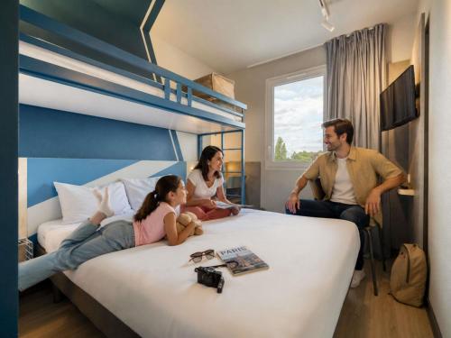 Habitación Doble con litera del hotel ibis budget Orly Chevilly Tram 7. Foto 6