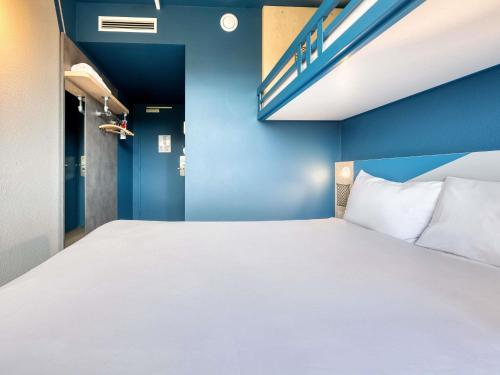 Habitación Doble con litera del hotel ibis budget Orly Chevilly Tram 7. Foto 7