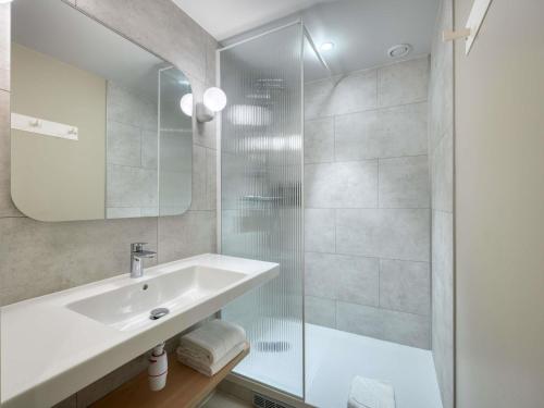 Standard Double Room with Four Single Beds del hotel ibis budget Orly Chevilly Tram 7. Foto 1
