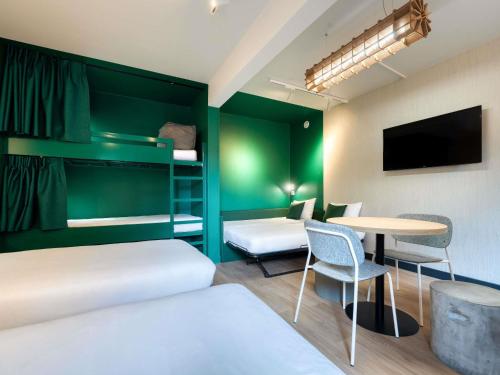 Standard Double Room with Four Single Beds del hotel ibis budget Orly Chevilly Tram 7. Foto 2