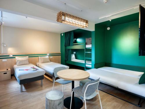 Standard Double Room with Four Single Beds del hotel ibis budget Orly Chevilly Tram 7. Foto 3