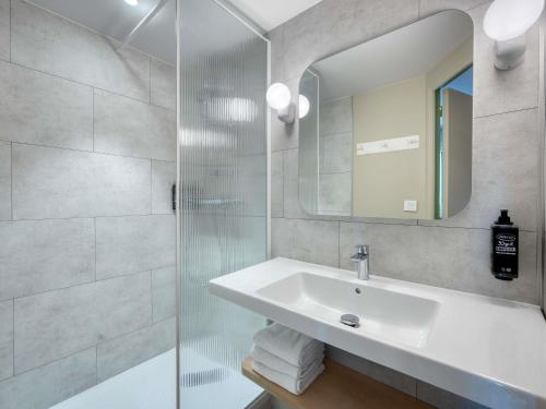Standard Double Room with Four Single Beds del hotel ibis budget Orly Chevilly Tram 7. Foto 4