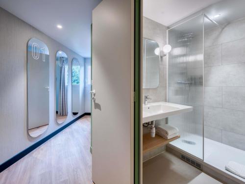 Standard Double Room with Four Single Beds del hotel ibis budget Orly Chevilly Tram 7. Foto 5