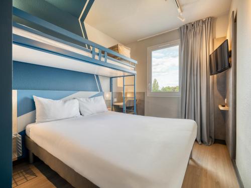 Habitación Doble con litera del hotel ibis budget Orly Chevilly Tram 7. Foto 11