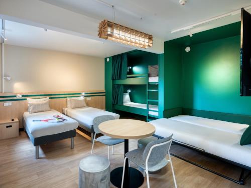 Standard Double Room with Four Single Beds del hotel ibis budget Orly Chevilly Tram 7. Foto 8