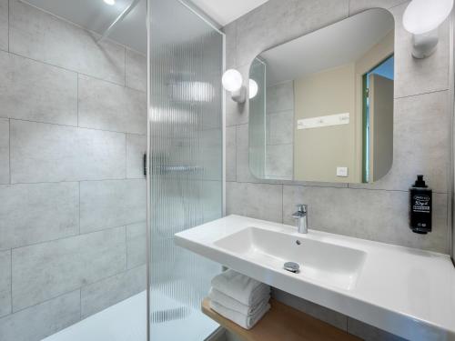Standard Double Room with Four Single Beds del hotel ibis budget Orly Chevilly Tram 7. Foto 10