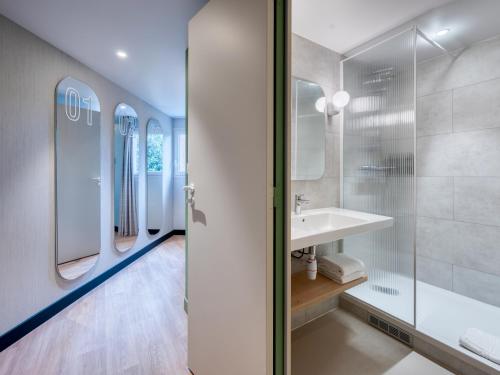 Standard Double Room with Four Single Beds del hotel ibis budget Orly Chevilly Tram 7. Foto 11