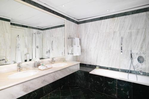 Habitación Doble Contemporánea del hotel The Westin Palace, Milan. Foto 1