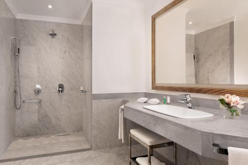 Habitación Doble Grand Deluxe Contemporary del hotel The Westin Palace, Milan. Foto 5