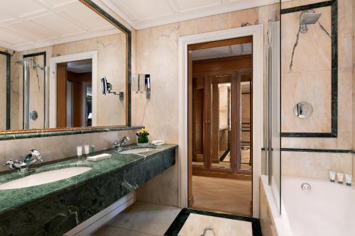 Suite Vicepresidencial Diplomatic de 1 dormitorio del hotel The Westin Palace, Milan. Foto 6
