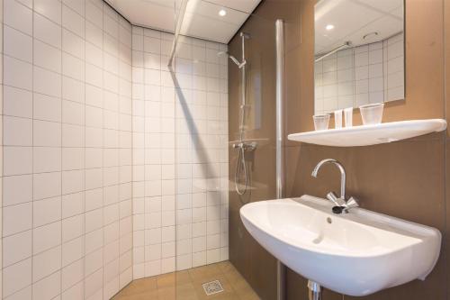 Habitación Triple Económica con ducha - No fumadores del hotel Best Western Amsterdam. Foto 3