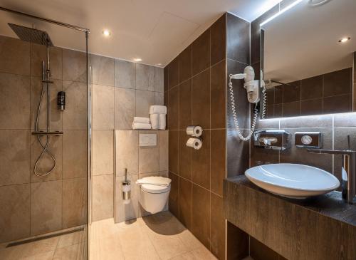 Habitación Doble con balcón - 2 camas del hotel The Alfred. Foto 4