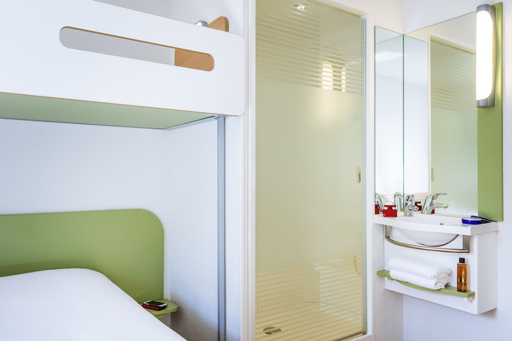TRIPLE - Habitación con una cama grande y una litera del hotel ibis budget Southampton Centre
