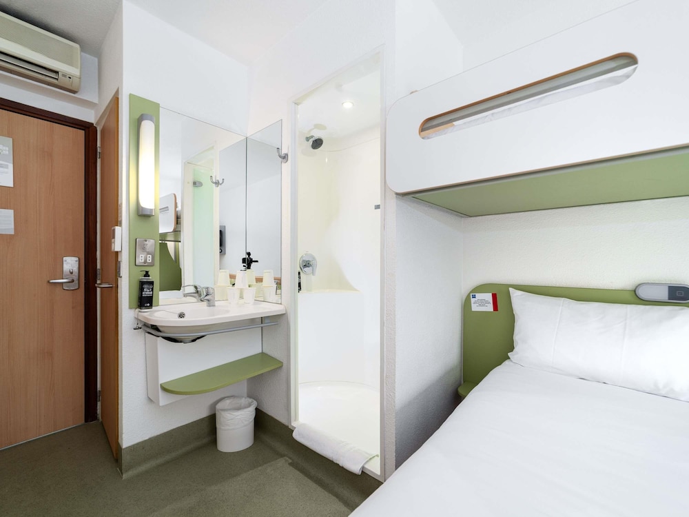 TRIPLE - Habitación con una cama grande y una litera del hotel ibis budget Southampton Centre. Foto 6
