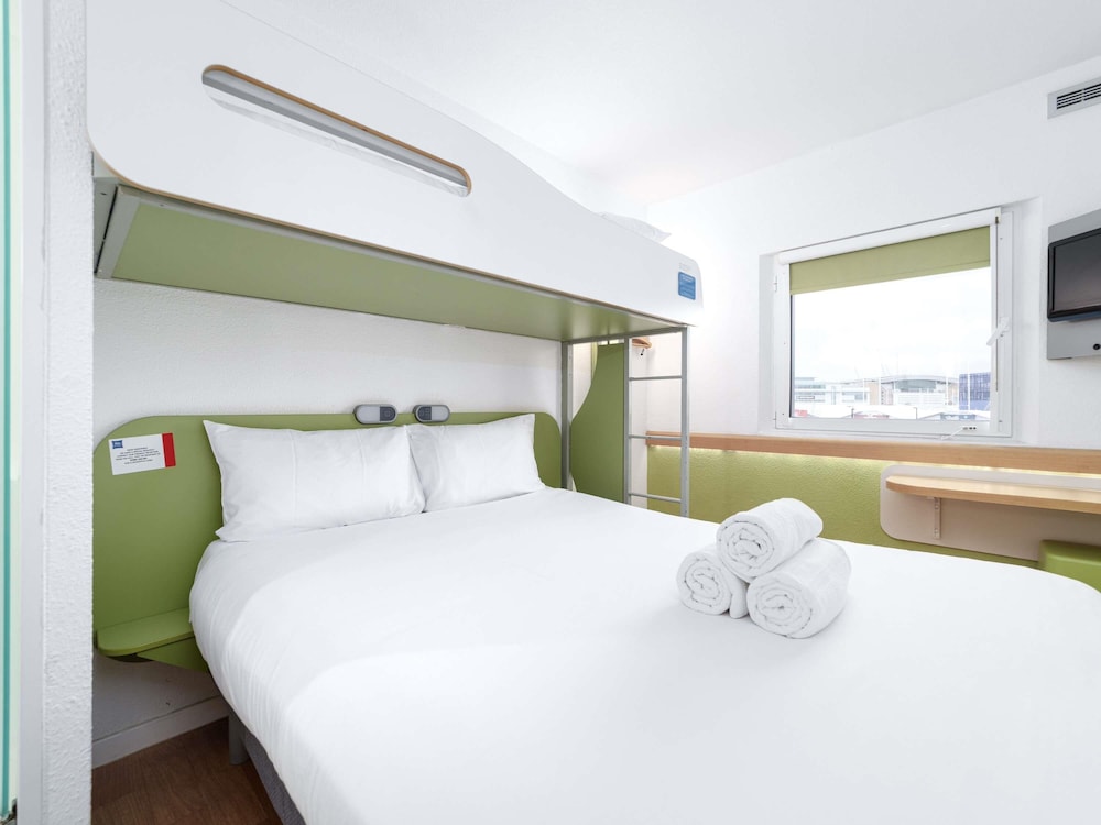 TRIPLE - Habitación con una cama grande y una litera del hotel ibis budget Southampton Centre. Foto 8