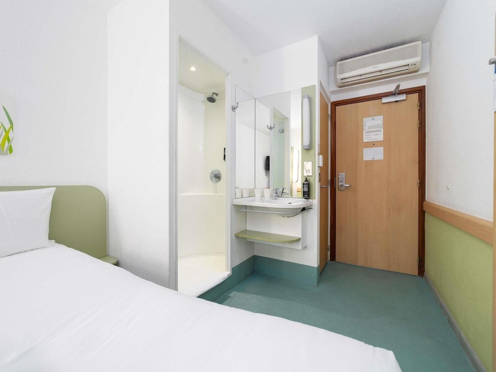 TRIPLE - Habitación con una cama grande y una litera del hotel ibis budget Southampton Centre. Foto 10