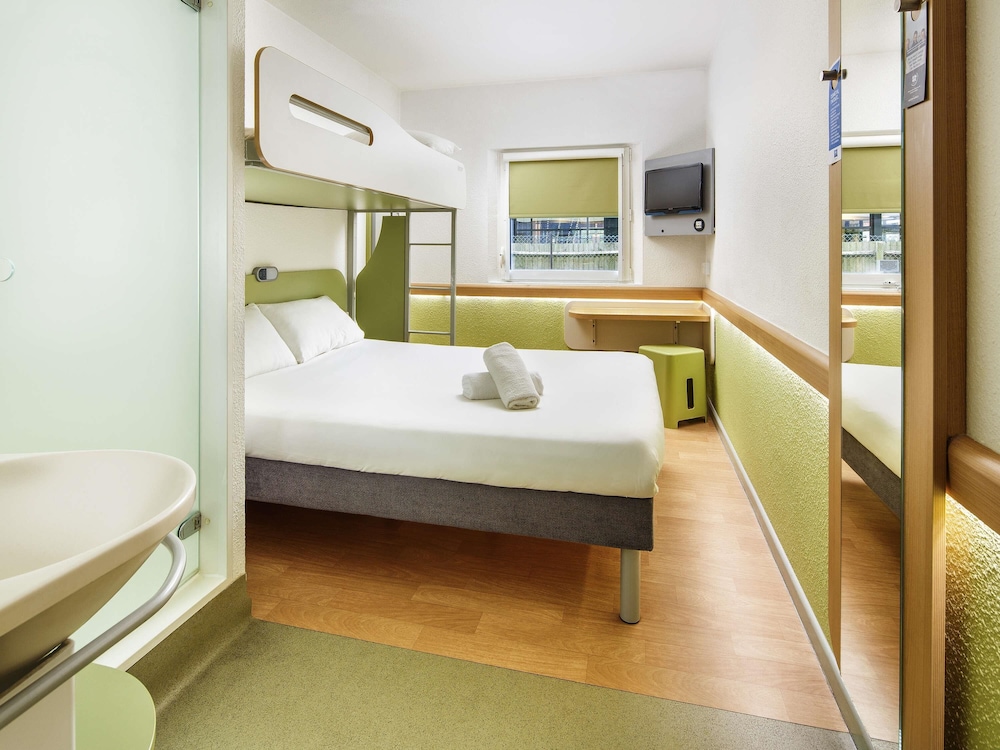 Estándar Accesible - habitación con 1 cama doble y litera individual del hotel ibis budget Southampton Centre. Foto 2