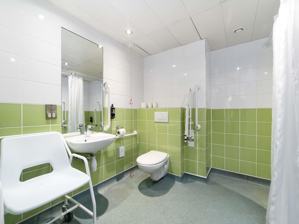 Estándar Accesible - habitación con 1 cama doble y litera individual del hotel ibis budget Southampton Centre. Foto 3