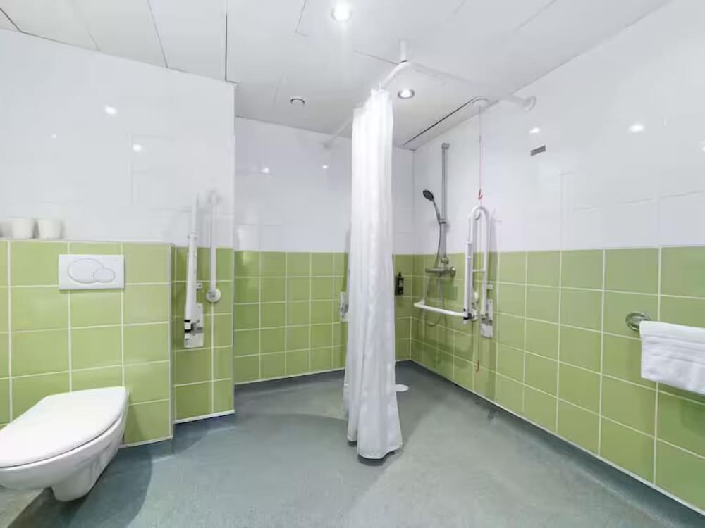 Estándar Accesible - habitación con 1 cama doble y litera individual del hotel ibis budget Southampton Centre. Foto 6