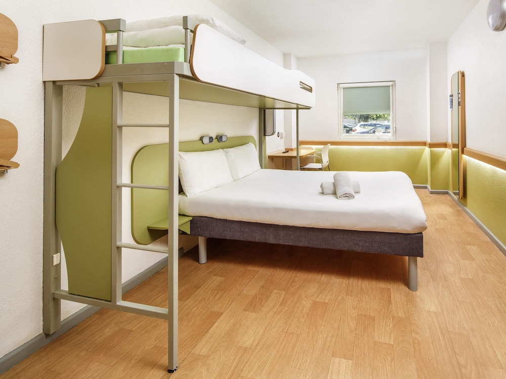 Estándar Accesible - habitación con 1 cama doble y litera individual del hotel ibis budget Southampton Centre. Foto 6
