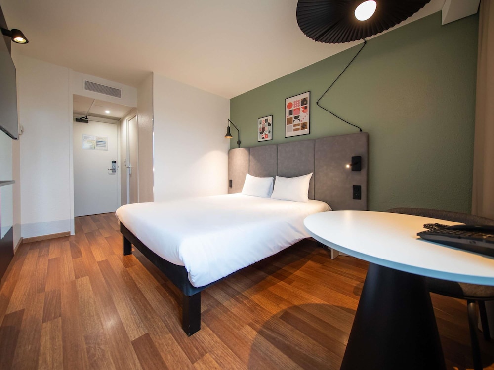 Habitación Standard con una cama doble del hotel Ibis Nogent Sur Marne. Foto 6