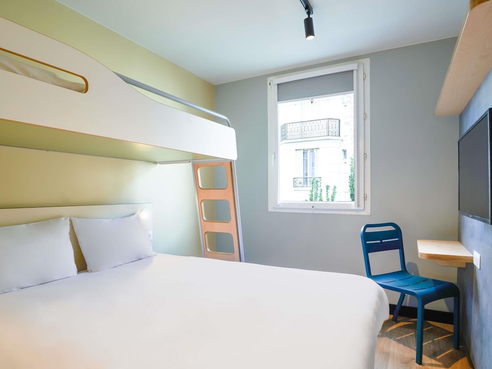 Habitación con una cama grande y una litera del hotel Ibis Budget Saint Maurice. Foto 2