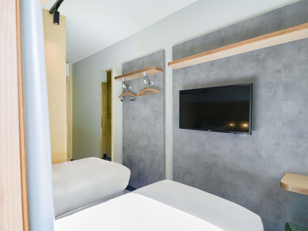 Habitación con 3 camas individuales del hotel Ibis Budget Saint Maurice. Foto 3
