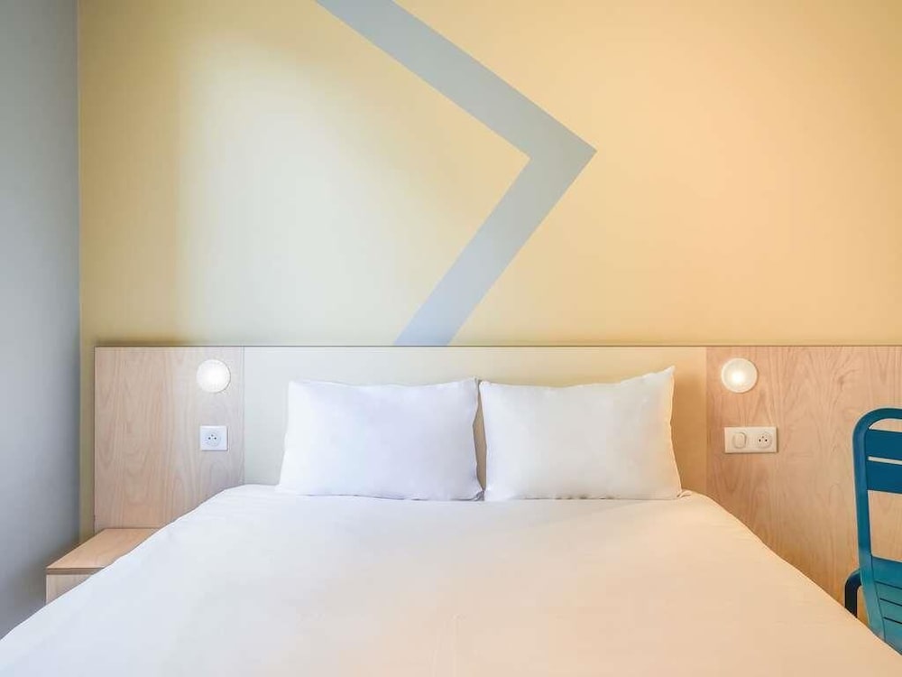 Habitación doble con cama de gran tamaño del hotel Ibis Budget Saint Maurice. Foto 3