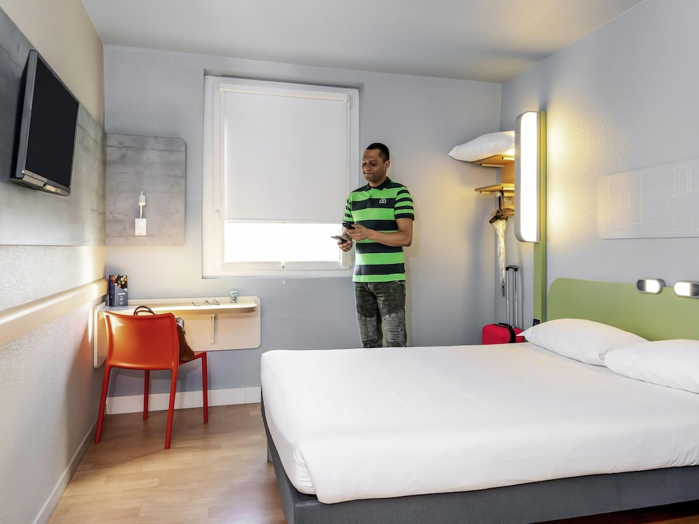 DOBLE - Habitación con una cama grande del hotel Ibis budget Paris Porte de Vanves. Foto 1
