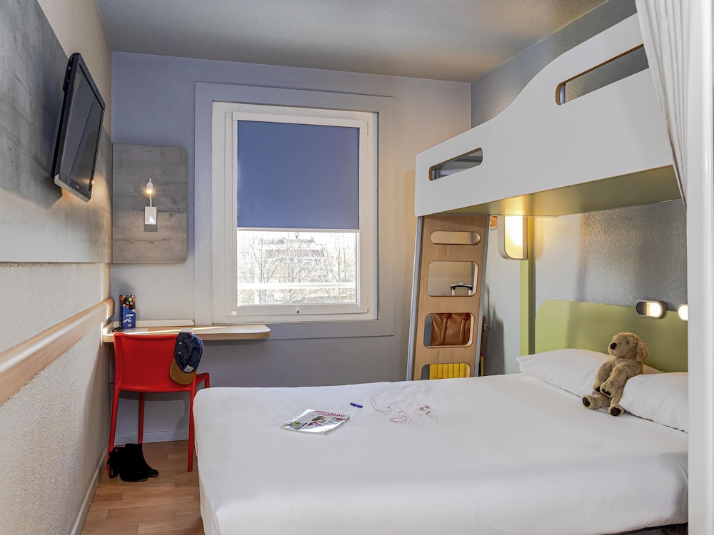 HABITACIÓN - con una cama grande y una cama litera del hotel Ibis budget Paris Porte de Vanves