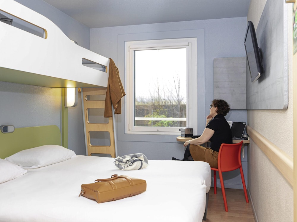 HABITACIÓN - con una cama grande y una cama litera del hotel Ibis budget Paris Porte de Vanves. Foto 1