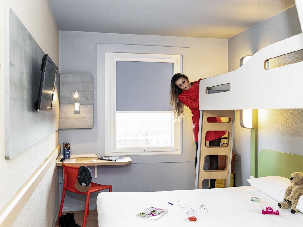 HABITACIÓN - con una cama grande y una cama litera del hotel Ibis budget Paris Porte de Vanves. Foto 2