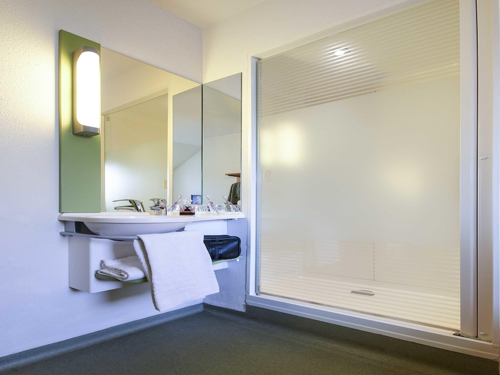 HABITACIÓN - con 2 camas individuales y 1 cama litera del hotel Ibis budget Paris Porte de Vanves