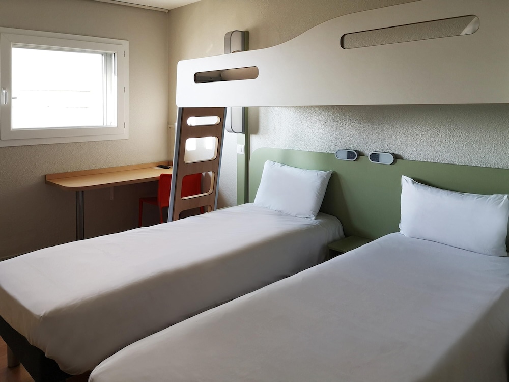 HABITACIÓN - con 2 camas individuales y 1 cama litera del hotel Ibis budget Paris Porte de Vanves. Foto 1