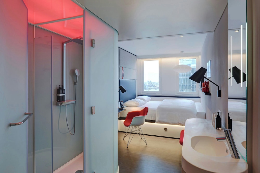 Habitación Premium, 1 cama de matrimonio grande (View) del hotel CitizenM Paris Gare de Lyon. Foto 4